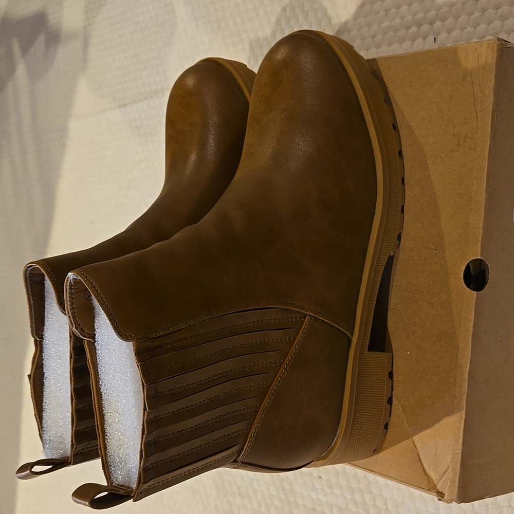 WOMENS NIB LUG SOLE PLATFORM ANKLE BOOTS š¢ - Picture 2 of 5
